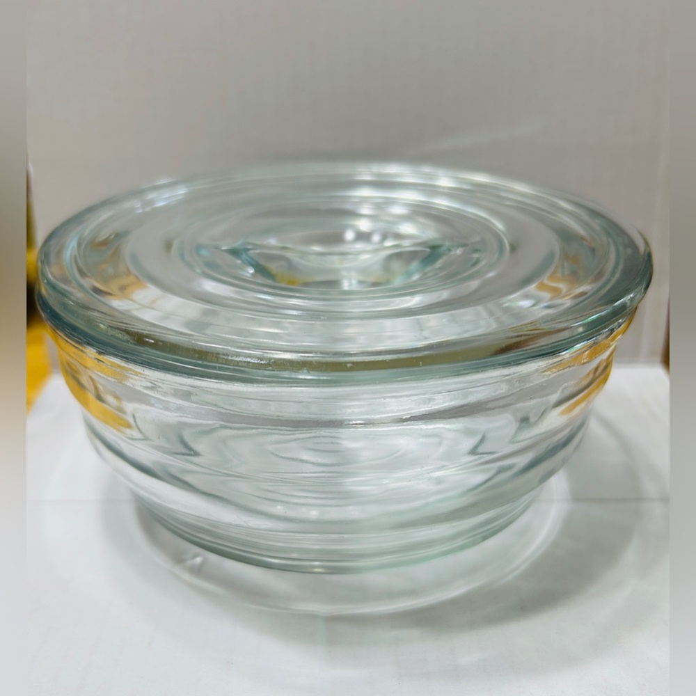 Vintage refrigerator bowl w lid, Bright clear glass. Excellent condition!